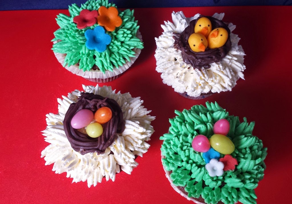 Oster-Cupcakes - Osternest und Blumenwiese