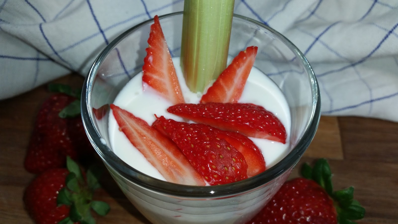 selbstgemachter Joghurt mit Erdbeeren im Glas