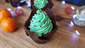 Weihnachtliche Cupcakes mit Lebkuchen-Brownie-Boden und Marzipan-Frischkäse-Frosting