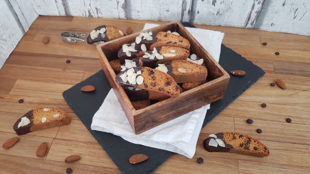 Biscotti mit Schokostücken und Mandeln in Holzkasten