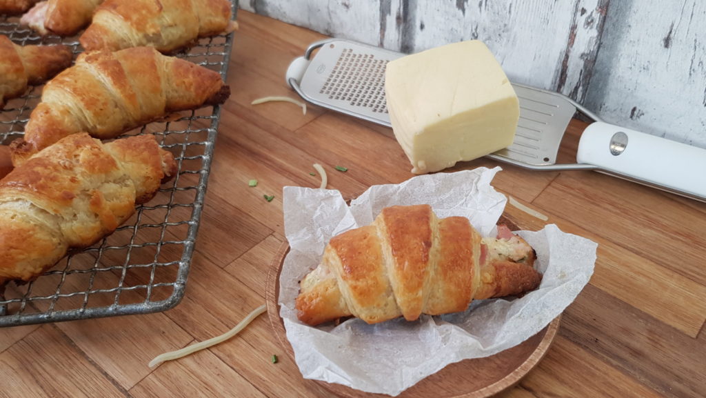 Croissant mit cremiger Schinken- und Käsefüllung
