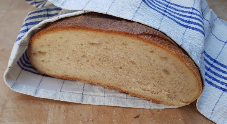Brot in Geschirrtuch zur Frischhaltung