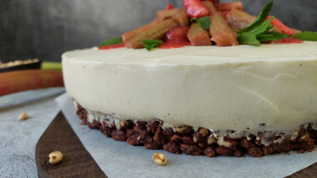 Rhabarber Cheesecake - mit schokoladen no-bake Knusperboden, Seitenblick, mit Knusperboden