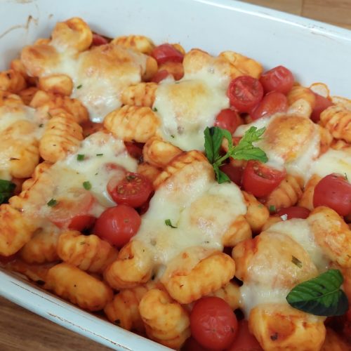all-in-one Gericht: Gnocchi-Auflauf mit Tomatensoße, Kirschtomaten und Mozzarella überbacken, serviert mit gemischtem Salat