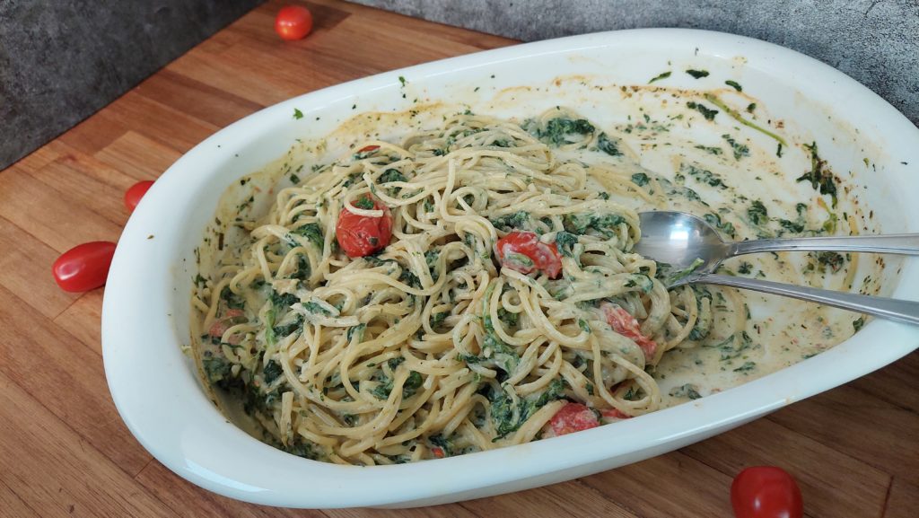 all-in-one Gericht: One-Pot-Pasta mit Spinat, Kräuter-Frischkäse und Kirschtomaten