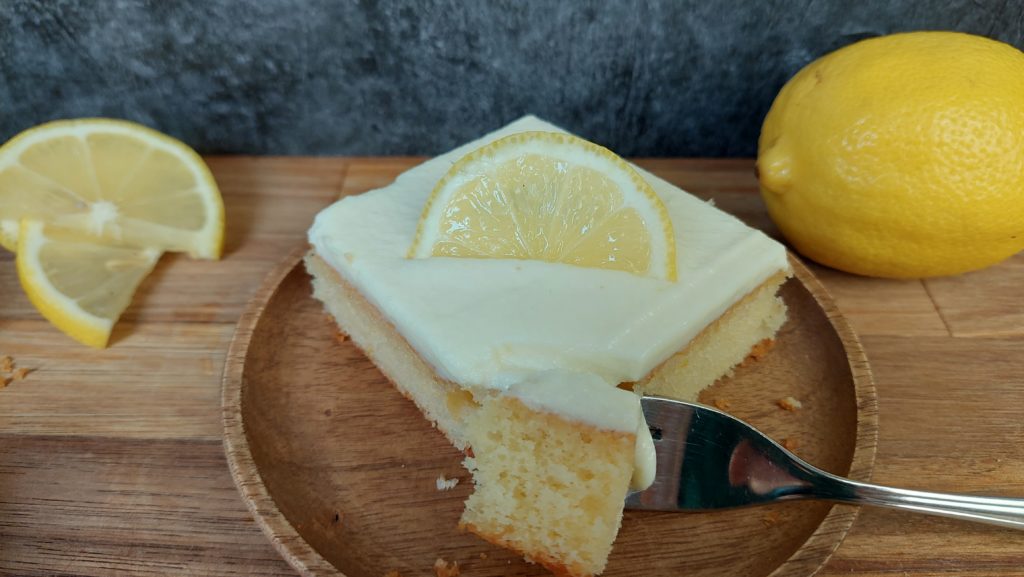 Sizilianischer Zitronen-Blechkuchen, zart und saftig
