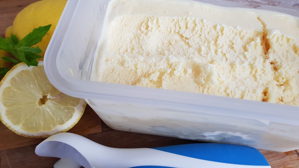 Zitronen-Joghurt-Eis in der Vorratsdose
