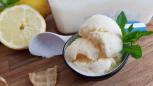 Zitronen-Joghurt-Eis mit Eiswaffel und Eisportionierer