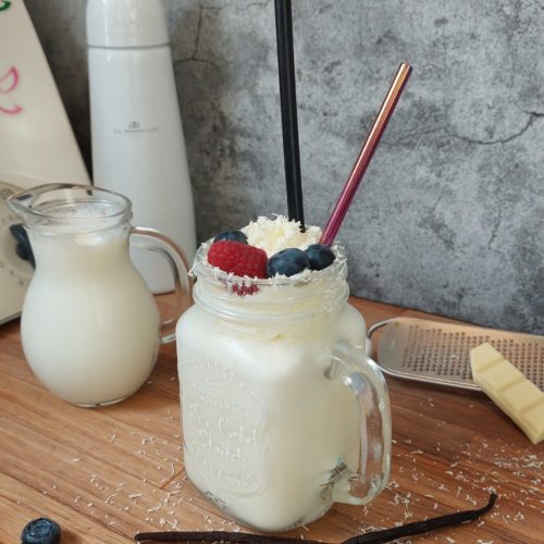 Vanille Frappuccino - Vanille-Eis mit Milch und Sahne - cremig aufgeschlagen ein Traum