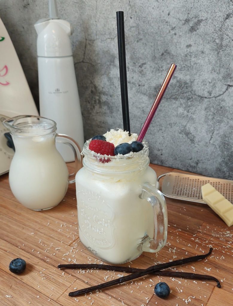 Vanille Frappuccino - Vanille-Eis mit Milch und Sahne - cremig aufgeschlagen ein Traum
