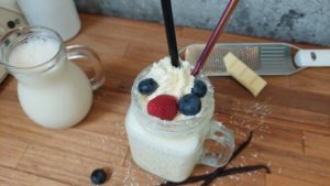 Vanille Frappuccino - Vanille-Eis mit Milch und Sahne - cremig aufgeschlagen ein Traum fast wie von Starbucks