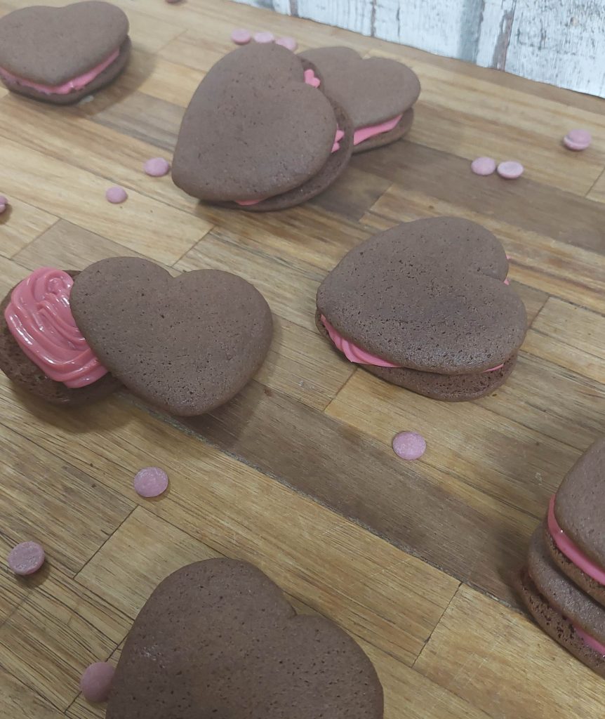 Schokoladen Herzen mit Ruby-Schokoladen Ganache